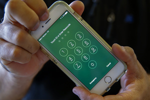 Apple предложила ФБР помощь во взломе телефона техасского стрелка