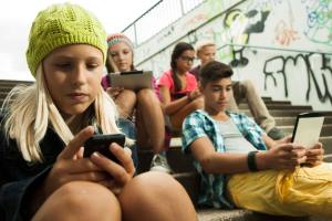 Французских школьников лишат смартфонов с 1 сентября