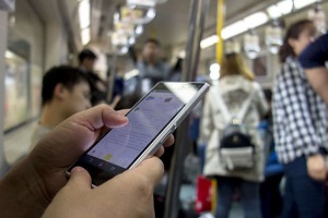 Новое ПО от Google предупреждает пользователя о смотрящих на экран телефона незнакомцах