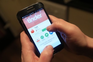 Хакеры могут шпионить за пользователями через приложение Tinder