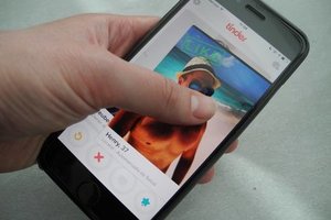 Француженка запросила у Tinder данные о себе и получила 800 страниц текста